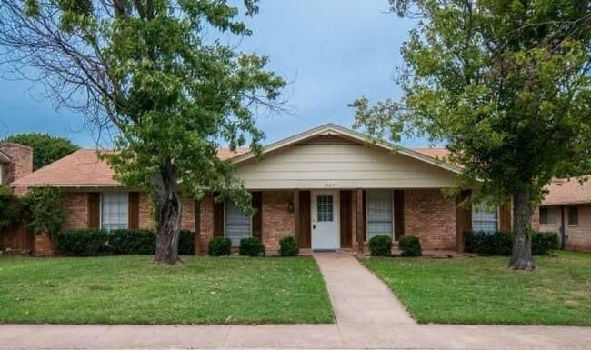 Building Photo - Charming 3 Bed / 2 Bath Home with Modern Upgrade