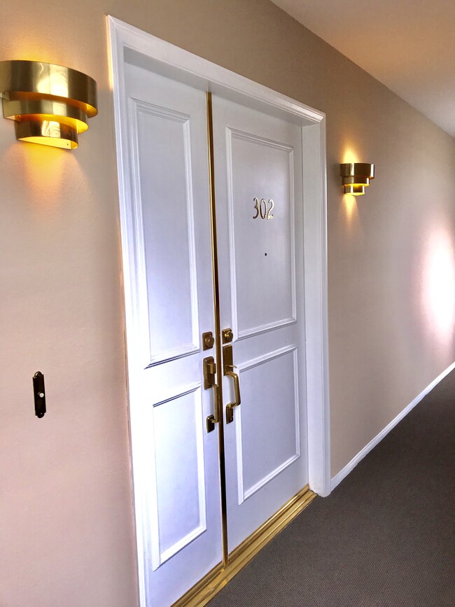 Building Photo - 8349 Blackburn Ave Unit 302 Rental
