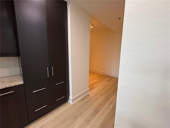 Photo - 1080 Peachtree St NE Unidad 2904