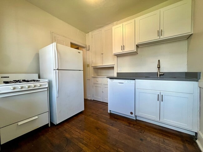 Building Photo - Beautiful One Bedroom in Oakland! Equipped...