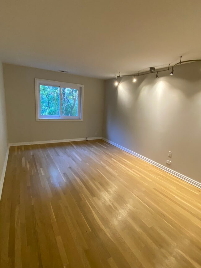 Building Photo - 6884 W Touhy Ave Unit E