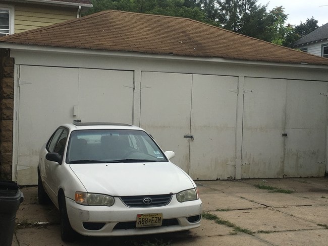 garages - 24 Hale St