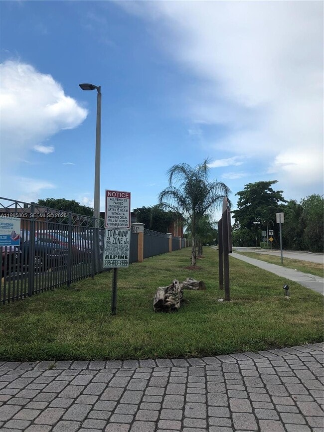 Building Photo - 9467 SW 76th St Unit Q3