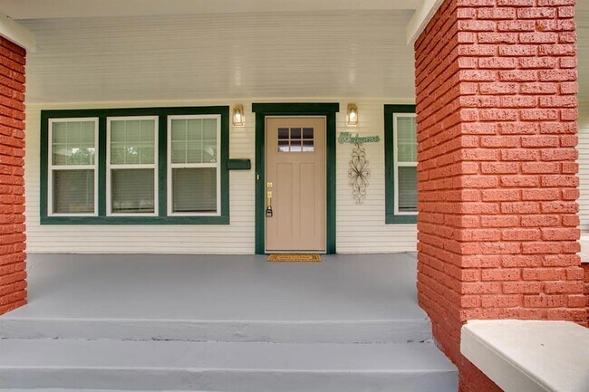 Photo - 1324 W Maine St