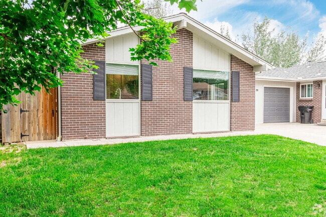 Building Photo - Lovely Two Bed one bath in Arvada for rent Rental