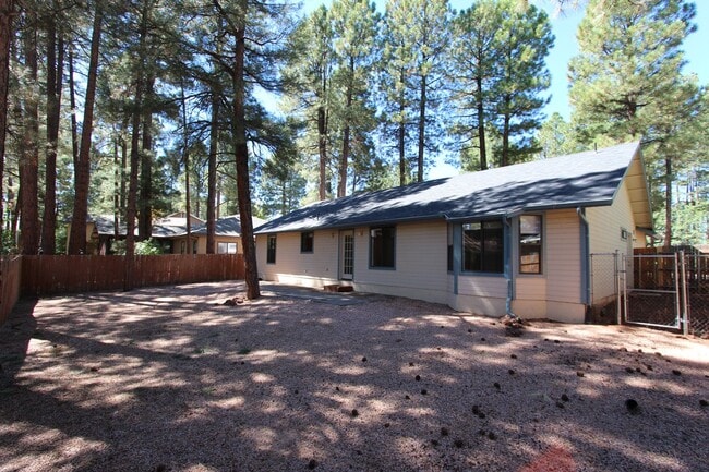 Building Photo - Spacious University Highlands Home | Vaulted Ceilings + Fenced Backyard