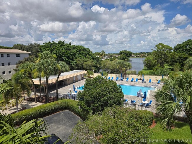 Building Photo - 1902 Bermuda Cir Unit E4