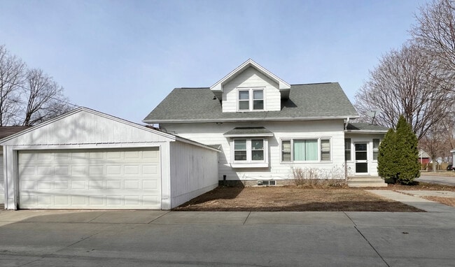 Building Photo - 1410 10th St S