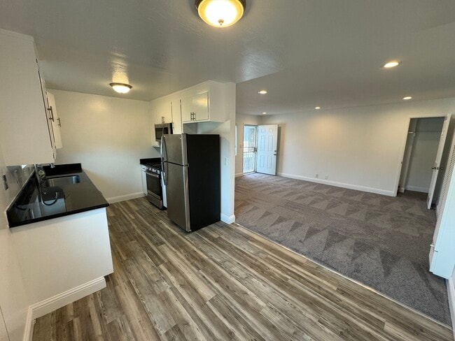 Building Photo - 2537 34th Ave Unit C