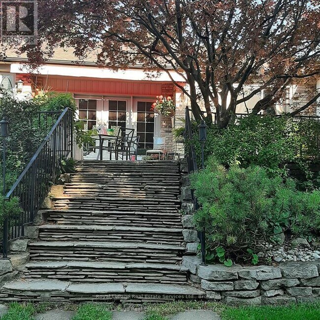 Photo - 184 Dundas St E