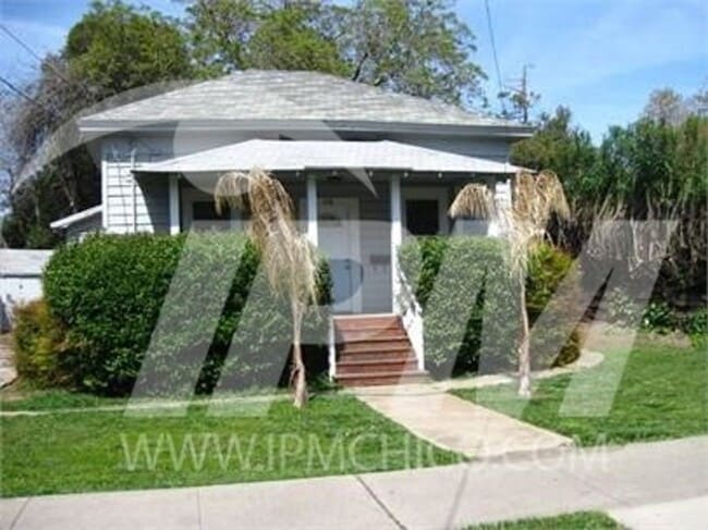 Building Photo - Classic 3 bedroom 2 bathroom home!