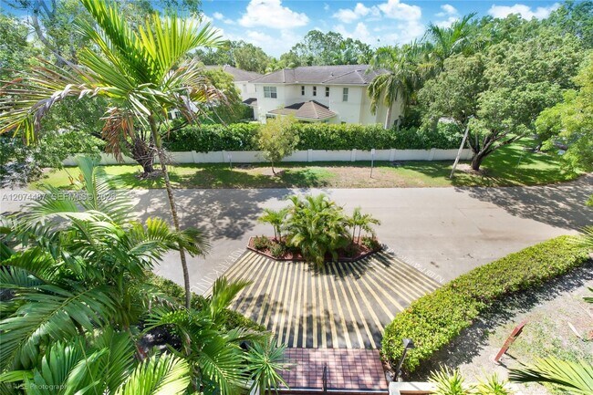 1205 Mariposa Ave Unit 416