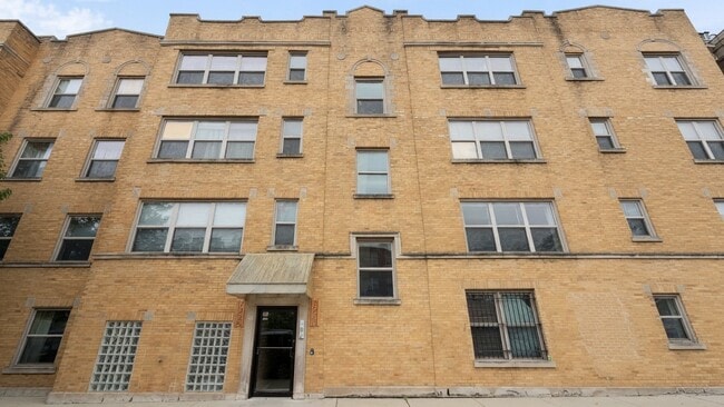 Building Photo - 7225 N Rogers Ave