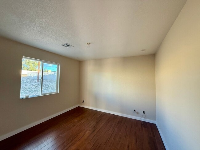 Photo - Long term - unfurnished - Recently remodeled