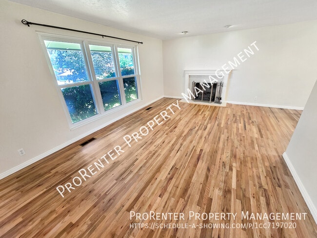 Photo - 1094 Beverly Way