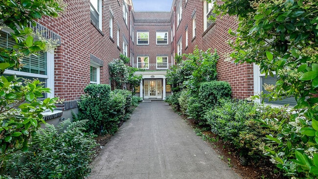 Building Photo - 1509 NE 10th Ave Unit 301