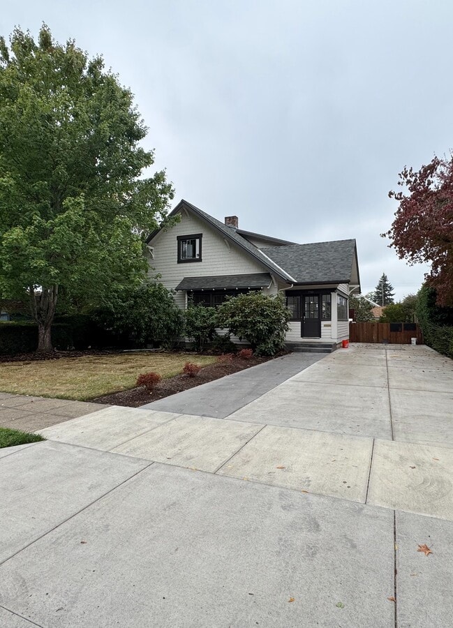 Photo - 730 SW Calapooia St