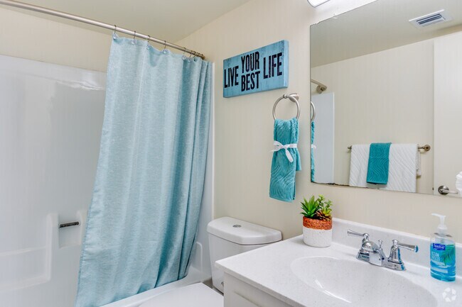 2BR, 2BA - 1,043SF