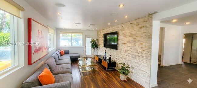 Photo - 875 NE 130th St