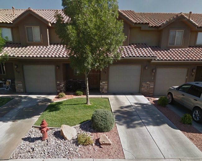 Building Photo - "Spacious 3-Bed Townhouse with 2.5 Baths i... Unit 11