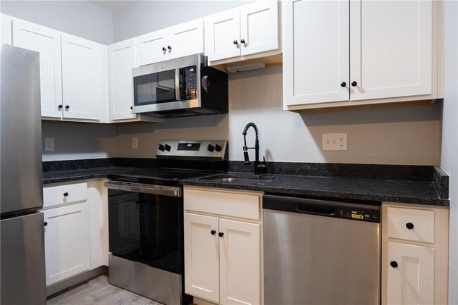 Building Photo - 6899 Post Rd Unit 202