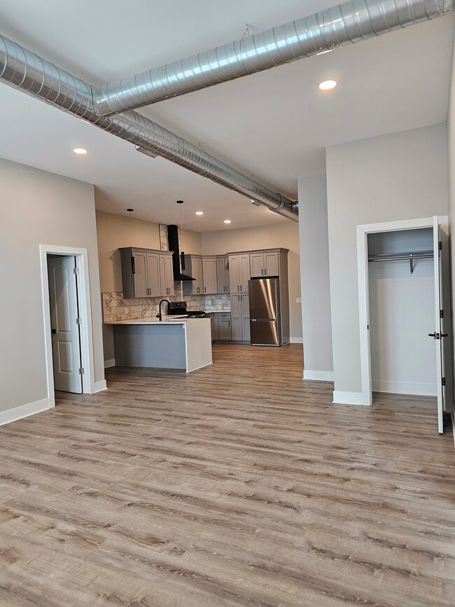 Main living 2 - 5827 Broadway St Unit 101