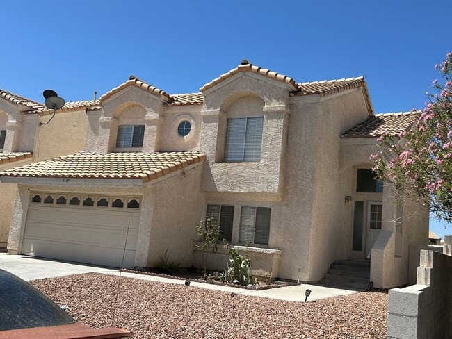 Building Photo - 3 Bedroom House with Pool