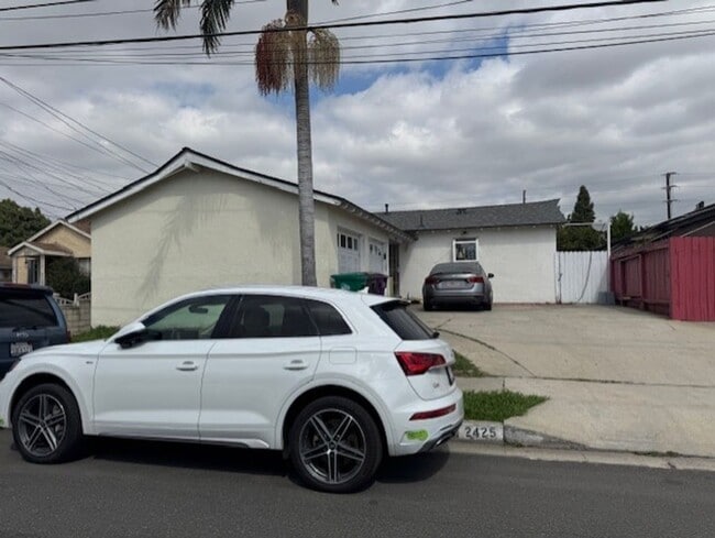 Building Photo - 2425 W Cameron St Unit A