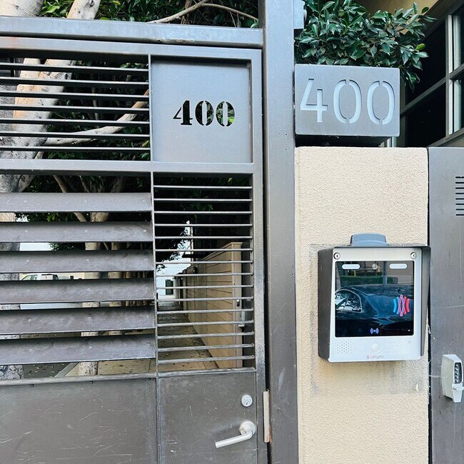 Photo - Chic Industrial Living: 2 Bed, 2 Bath Harb... Unidad 220