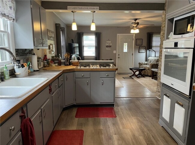 Kitchen - 1909 Robin Rd