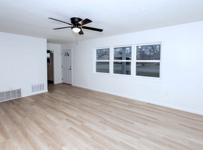 1941 W Spruce Ave