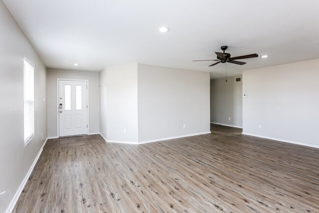 Photo - 16737 Woodside Dr