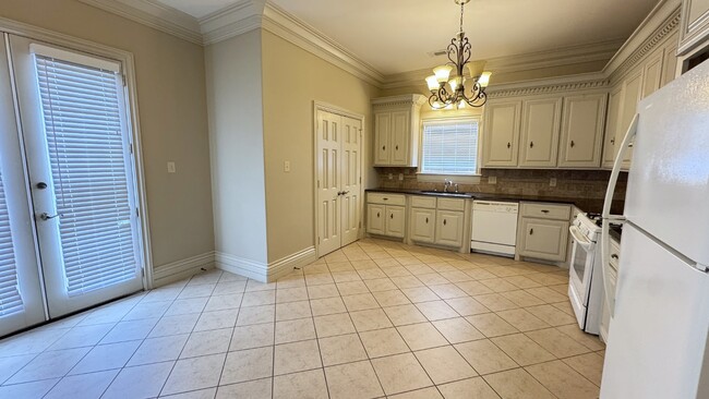 Photo - 1604 N McGuire Ave Unit 2