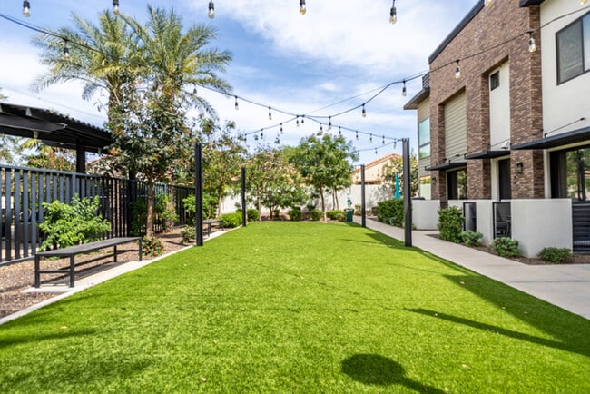 Building Photo - 164 E Lexington Ave