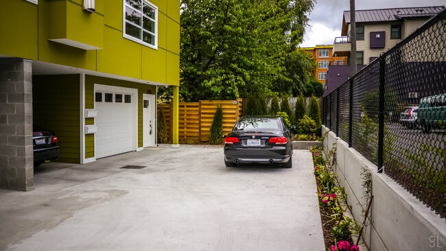 Photo - 2215 E John St