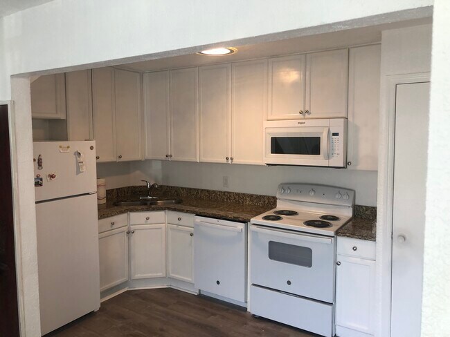 Photo - 4610 Lake Waterford Way Unidad #4