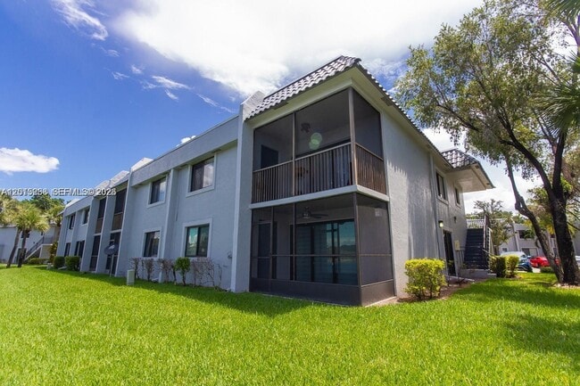 Building Photo - 16561 Blatt Blvd Unit 201