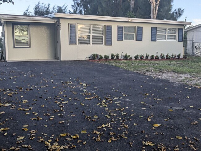 Building Photo - Beautifully renovated 3/1 SFR with large f... Rental