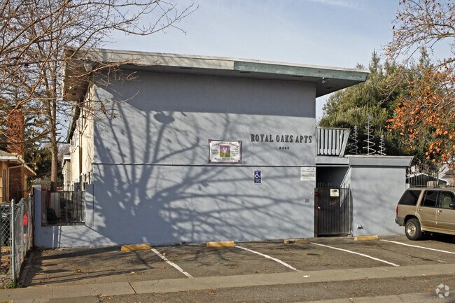 Photo - Royal Oaks Apartmemts