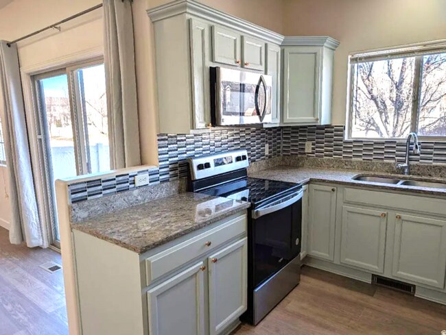 Photo - 4 bedroom/3.5 bathroom Townhome in Lehi