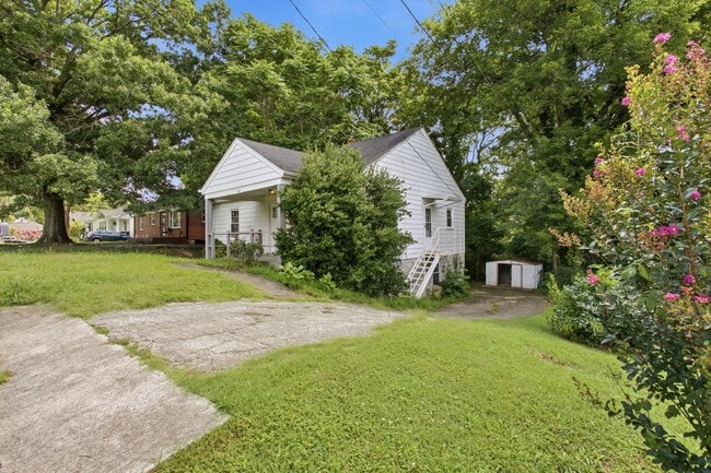 Photo - 800 Fleming St