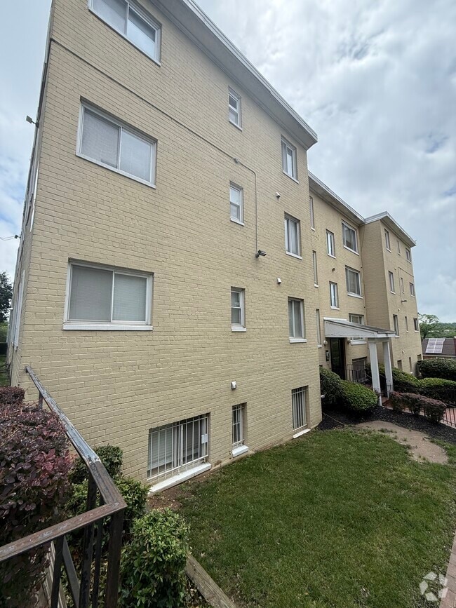 Building Photo - 705 Brandywine St SE Unit #202 Rental