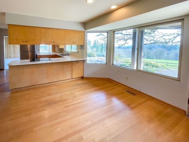 Photo - Expansive 5-Bedroom Lake Oswego Property N...