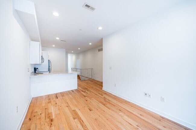 Building Photo - 1642 N Marshall St Unit 1