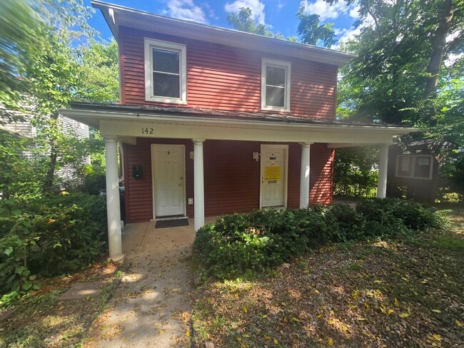 Building Photo - 142 Carlton Rd Unit B Rental