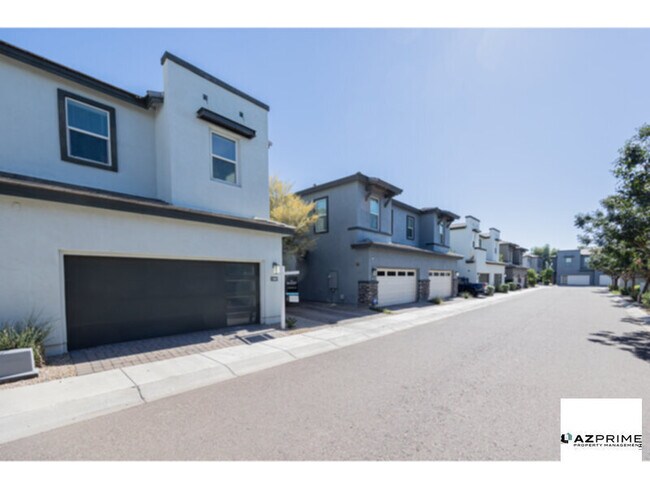 Photo - Stunning 3/2.5 Phoenix Townhouse in Gated ...