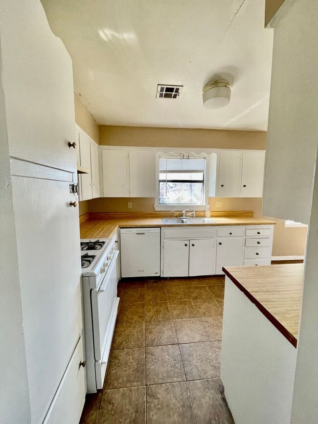 830 E 52nd Pl N