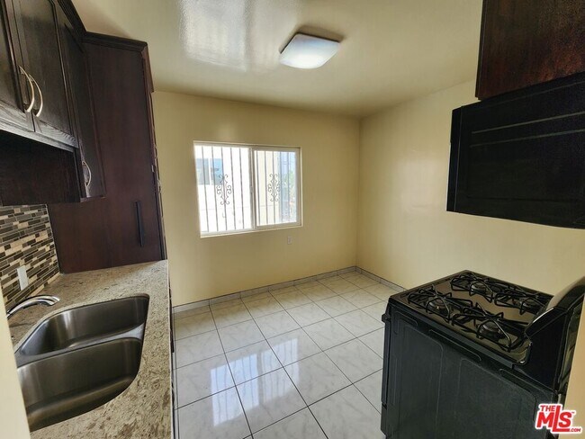 Photo - 1533 W 80th St Unidad 6