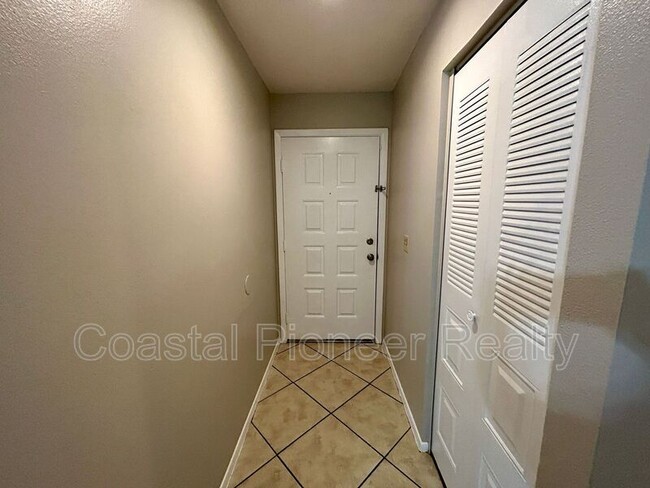 Photo - 1042 Axlewood Cir