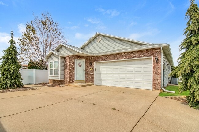 Building Photo - Charming 2 Bed, 2 Bath Home with Central Air & 2-Car Garage! - Available NOW!